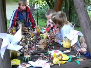 Závěrečnou výstavkou svých prací skončili rukodělnou část podzimního odpoledne žáci Základní školy v Mošnově. Pak byl připraven táborák a opékání buřtů.<br/>                        
FOTO: ILONA MAZALOVÁ
