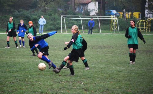 Kapitánka fotbalového týmu Spartak Lubina (vpravo) Blanka Čapková tahala v nedělním utkání s Valašským Meziříčím po levé straně většinu útoků svého družstva.<br/>
FOTO: ONDŘEJ ZAPLETAL
