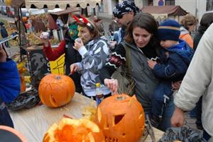 I vyřezávání dýní bylo součástí sobotní akce Štramberská strašidla. Na náměstí pod Trúbou byla připravena zábava pro děti i dospělé.<br/>                                                        
FOTO: DAVID MACHÁČEK
