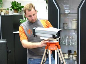 Pracovník dodavatelské firmy předváděl strážníkům funkčnost mobilní kamery. Tři přenosné kamery budou strážníci používat i na akcích pořádaných s Policií ČR.<br/>               
FOTO: DANA HOĎÁKOVÁ
