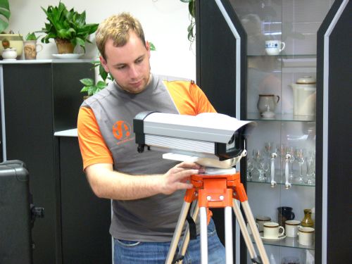 Pracovník dodavatelské firmy předváděl strážníkům funkčnost mobilní kamery. Tři přenosné kamery budou strážníci používat i na akcích pořádaných s Policií ČR.<br/>               
FOTO: DANA HOĎÁKOVÁ
