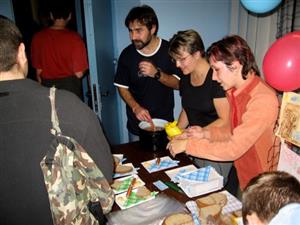 Petr Nedialkov zvolil originální propagaci svého krátkého filmu Striptýzky. Divákům festivalu rozdával stejnojmenné párky.<br/>    
FOTO: PAVEL OBRÁTIL
