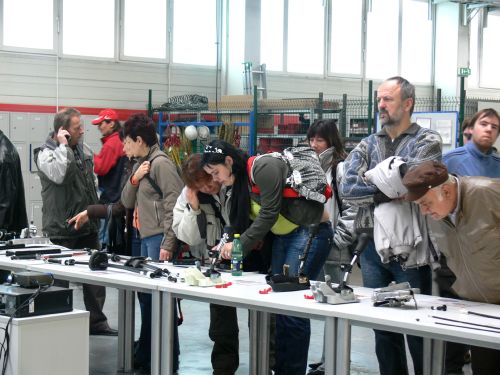 Se zájmem si lidé uplynulou sobotu prohlíželi v rámci Dne otevřených dveří nejen provoz společnosti Dura Automotive systems, ale seznamovali se i s jejími výrobky.<br/>             
FOTO: DANA HOĎÁKOVÁ
