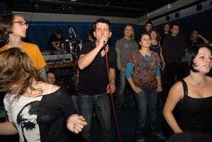 Zpěvák postpunkové kapely The Prostitutes si atmosféru na koncertu v klubu Nora pochvaloval. Byla prý o 1 000 % lepší než ve Vídni. Chvíli dokonce zpíval z publika.<br/>               
FOTO: DAVID MACHÁČEK
