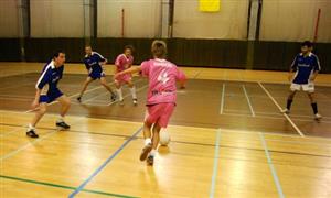 Růžové tlapičky Hukvaldy (u míče) nestačily v zápase první futsalové třídy proti týmu Dreadlock Nový Jičín a prohrály těsně 1:2.<br/>                                                                  
FOTO: ONDŘEJ ZAPLETAL
