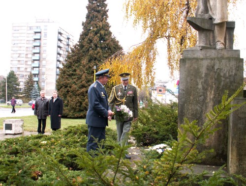 Letos se za podstatně vyššího zájmu občanů konal pietní akt u příležitosti Dne válečných veteránů.<br/>
FOTO: DANA HOĎÁKOVÁ