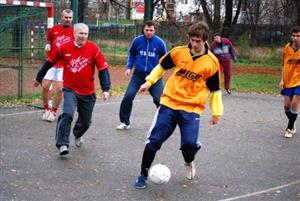 Martin Kapsa v dresu vítězného týmu 3. ligy Palmeiras (u míče) nebezpečně rozehrává útočnou akci proti FC Bari při letošním superpohárovém turnaji.<br/>
FOTO: ONDŘEJ ZAPLETAL