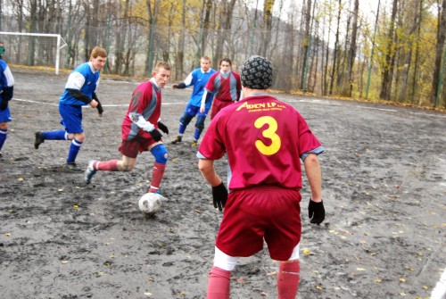 Hráči Jeseníku (u míče) byli na kopřivnickém škvárovém hřišti proti domácímu týmu nebezpeční zejména v prvním poločase.<br/>
FOTO: ONDŘEJ ZAPLETAL