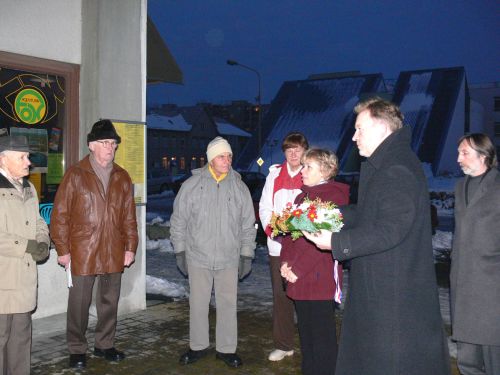 Vzpomenout na ty, kteří byli mučeni za minulého režimu, přišla jen hrstka občanů a vedení města.<br/>                                   
FOTO: DANA HOĎÁKOVÁ

