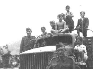 Kdo by se poznal na této dvaašedesát let staré fotografii, bude vítaným hostem Václava Langra, který mapuje pohyb Aloise Jalůvky v posledních dnech války.<br/>                                           
FOTO: ARCHIV
