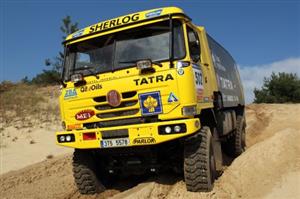 Závodní speciál Aleše Lopraise prochází posledními přípravami před letošní dakarskou rallye. Součástí testů byly i jízdy v osvědčených terénech na Slovensku. <br/>                            
FOTO: www.loprais.cz
