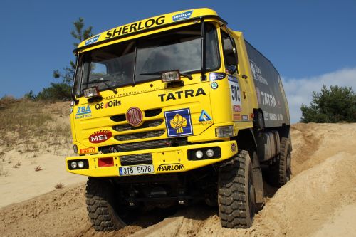 Závodní speciál Aleše Lopraise prochází posledními přípravami před letošní dakarskou rallye. Součástí testů byly i jízdy v osvědčených terénech na Slovensku. <br/>                            
FOTO: www.loprais.cz
