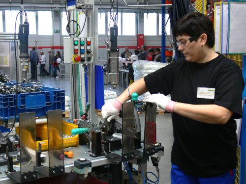 Výroba v kopřivnickém závodě Dura se pomalu rozrůstá. Po přestěhování dalších výrobních linek z Barcelony vzniknou i nová pracovní místa.<br/>                         
ILUSTRAČNÍ FOTO: DANA HOĎÁKOVÁ
