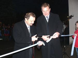 Slavnostního aktu přestřižení pásky u příležitosti otevření tělocvičny se ujali poslanec Pavel Hrnčíř a starosta Josef Jalůvka.<br/>        
FOTO: I. MAZALOVÁ
