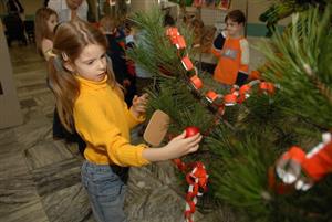 Na výrobě dekorací pro výzdobu vánočních stromků se podílely všechny děti z Mateřské školy Ignáce Šustaly. Vlastního zdobení se zhostilo nejstarší oddělení.<br/>                       
FOTO: ILONA MAZALOVÁ
