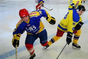 Poměrně hodně diváků přilákalo hokejové utkání starých gard Kopřivnice a Studénky, které skončilo vítězstvím domácích 2:1 po samostatných nájezdech.<br/>                            
FOTO: ONDŘEJ ZAPLETAL
