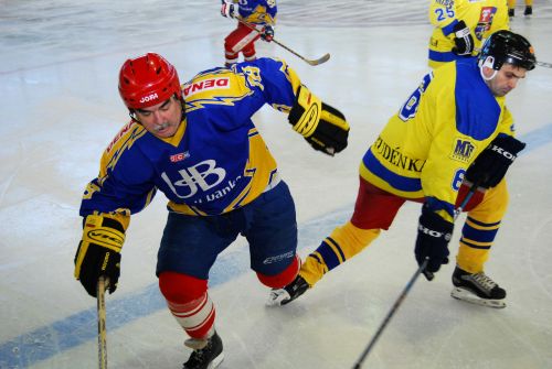 Poměrně hodně diváků přilákalo hokejové utkání starých gard Kopřivnice a Studénky, které skončilo vítězstvím domácích 2:1 po samostatných nájezdech.<br/>                            
FOTO: ONDŘEJ ZAPLETAL
