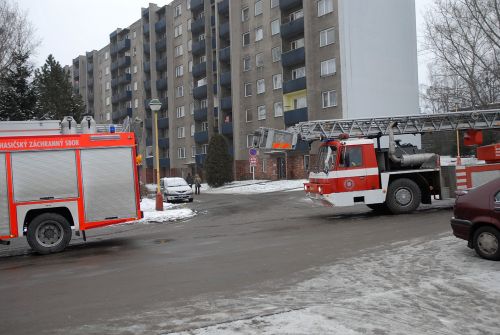 Hasiči odjíždějí od paneláků na Lidické ulici, kde preventivně evakuovali obyvatele kvůli prasklé příčce.<br/>
FOTO: DAVID MACHÁČEK

