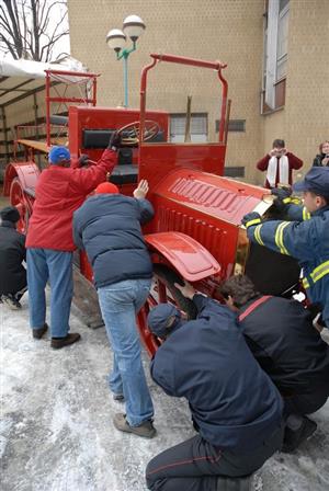 Historický hasičský automobil Tatra z roku 1911 se stěhuje do Ostravy. Místní muzeum jej zapůjčilo tamnímu Hasičskému muzeu pro chystanou hasičskou olympiádu.<br/>
FOTO: DAVID MACHÁČEK
