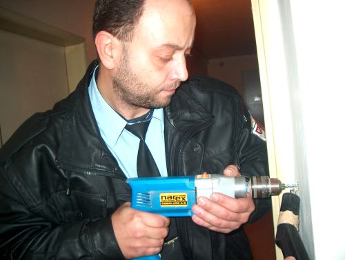 Strážníci kopřivnické městské policie montovali zájemcům z řad seniorů bezpečnostní řetízky pro lepší zajištění bytů. Řetízky byly pořízeny z dotace.<br/>
FOTO: ARCHIV MP
