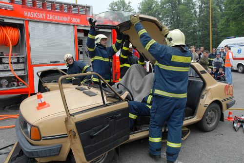 Prvního června byl před radnicí k vidění třeba i zásah hasičů u simulované dopravní nehody. Celodenní program, v němž se předvedly všechny složky integrovaného systému, se jmenoval Preventění.