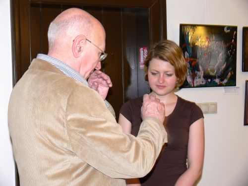 Před zahájením vernisáže Barevné myšlení živě diskutoval kurátor výstavy Petr Pivoda s kopřivnickou výtvarnicí Pavlínou Kahánkovou.<br/>                                                          
FOTO: DANA HOĎÁKOVÁ
