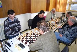 Šachisté klubu ASK Tatra Kopřivnice A (na snímku vlevo) se po vítězství nad Fulnekem dostali na třetí pozici v průběžné tabulce krajské soutěže.<br/>                                            
FOTO: ONDŘEJ ZAPLETAL
