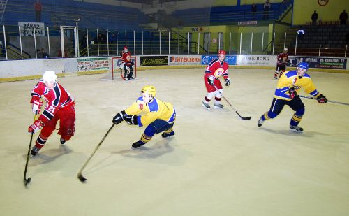 Kopřivničtí hokejisté si v nedělním utkání proti Rožnovu dostatečně zastříleli, ale aktivní byli i při napadání soupeře v jeho obranném pásmu.<br/>                                                 
FOTO: ONDŘEJ ZAPLETAL
