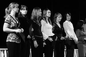 Absolventské diplomy a tituly DiS převzali před týdnem v kulturním domě studenti dalšího ročníku vyšší odborné školy.<br/>       
FOTO: DAVID MACHÁČEK
