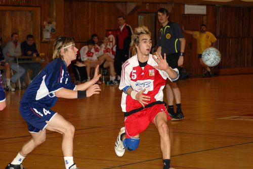 Házenkářská reprezentace do devatenácti let se před týdnem v Kopřivnici utkala se stejně starým výběrem Slovenska. Mladí házenkáři předváděli atraktivní hru plnou dobrých akcí. <br/>FOTO: DAVID MACHÁČEK