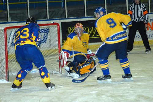 Krnovský hráč v nebezpečné situaci před brankou domácích byl v nedělním zápase spíše výjimkou.  Kopřivnice zvítězila vysoko 8:1, pět branek  dala ve třetím dějství.<br/>       
FOTO: DAVID MACHÁČEK
