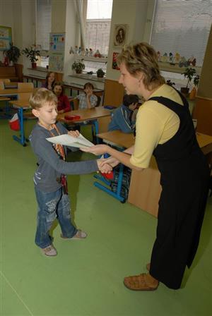 Před týdnem si školáci odnášeli pololetní vysvědčení. Dobré, ale i horší známky padaly také ve 3.B v kopřivnické škole Emila Zátopka.<br/>                                                       
FOTO: DAVID MACHÁČEK

