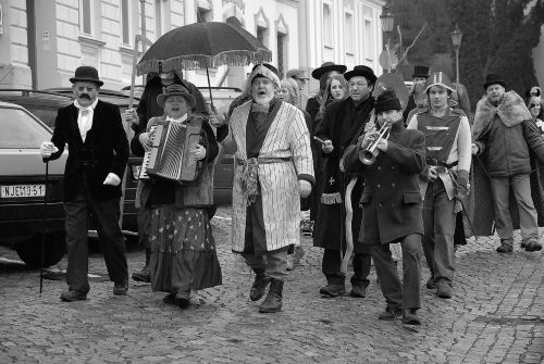 Čtvrtý štramberský masopust poznamenalo sobotní nevlídné počasí, které asi způsobilo poněkud nižší zájem lidí akci na náměstí navštívit.<br/>                                                     
FOTO: DAVID MACHÁČEK
