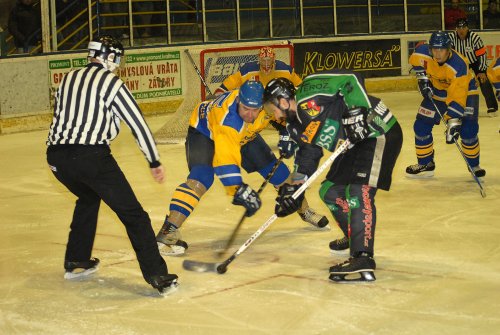 Za výhrou v krajském přeboru hnalo domácí tým nadšené publikum. Hokejisté ve žlutém nakonec Horní Benešov porazili 2:1. <br/>
FOTO: DAVID MACHÁČEK
