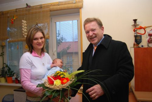 Honzík Beneš se stal prvním kopřivnickým občánkem roku 2008. Uvítat jej proto přišel osobně i starosta města.<br/>                          
FOTO: ILONA MAZALOVÁ
