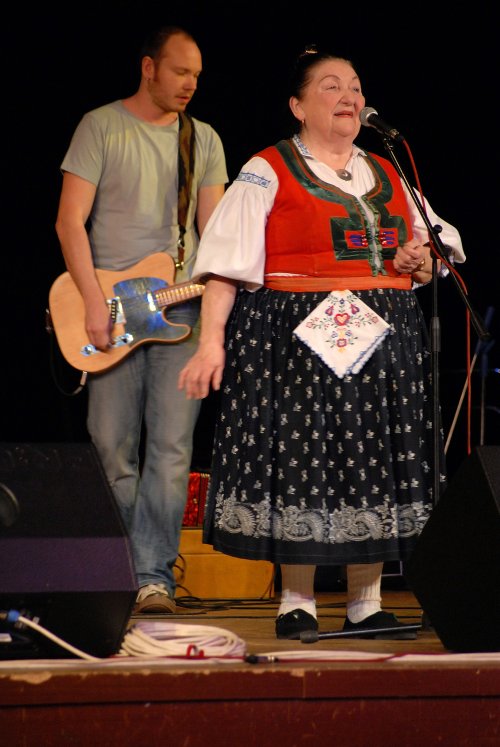 Jarmila Šuláková a členové Fleretu zalili velký sál kulturního domu energií a humorem. Koncert vizovické kapely přilákal publikum složené ze všech generací.<br/>                      
FOTO: DAVID MACHÁČEK
