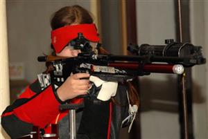 Veronika Vavrošová (na snímku) nakonec v utkání zimní střelecké ligy podlehla své reprezentační kolegyni Renátě Gebauerové.<br/>                                                                      
FOTO: DAVID MACHÁČEK
