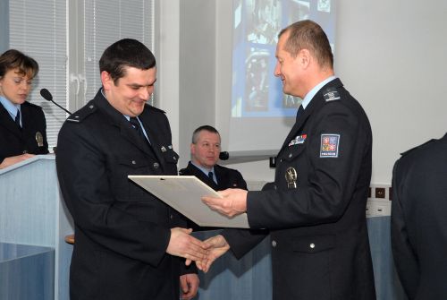 Zdeněk Závodný byl vyhlášen nejlepším policistou kopřivnického obvodu. Ocenění přebral z rukou krajského šéfa policie. <br/>       
FOTO: DAVID MACHÁČEK
