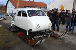 Unikátní repliku aerosaní museli jejich zhotovitelé testovat místo na sněhu na asfaltové silnici. Byli dokonce nuceni pro tento účel vyvinout a vyrobit speciální podvozek.<br/>     
FOTO: DAVID MACHÁČEK
