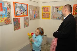 V profesionálním prostoru Galerie ve vile (v suterénu Šustalovy vily) vystavují nejmenší výtvarníci, žáci Soukromé umělecké školy MIS Music.<br/>                                                   
FOTO: DAVID MACHÁČEK
