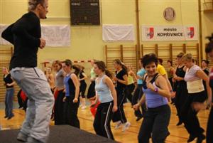 Bodystyling v podání Davida Hufa strhl k mimořádnému výkonu přes sto padesát účastnic Nestlé fitness tour 2008, které započalo jízdu po českých městech v Kopřivnici.<br/>          
FOTO: ILONA MAZALOVÁ
