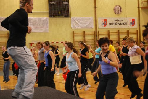 Bodystyling v podání Davida Hufa strhl k mimořádnému výkonu přes sto padesát účastnic Nestlé fitness tour 2008, které započalo jízdu po českých městech v Kopřivnici.<br/>          
FOTO: ILONA MAZALOVÁ
