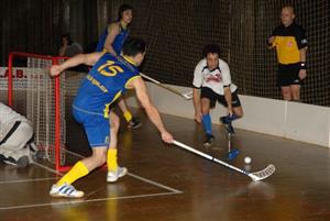 Soupeř z Pelhřimova (v bílém) byl na kopřivnické palubovce vydán na milost a nemilost domácímu FBC Vikings. Kopřivničané hosty viditelně přehrávali a porazili vysoko 6:0.<br/>   FOTO: DAVID MACHÁČEK