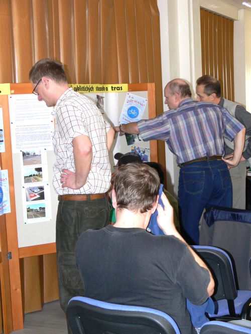 Na veřejné projednání k návrhu cyklostezek a cyklotras ve městě a v místních částech přišlo přes třicet občanů, kteří se se svými připomínkami zapojili do diskuze.<br/>                   
FOTO: DANA HOĎÁKOVÁ
