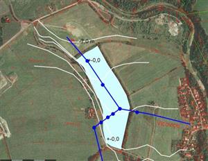 Situační nákres jedné z varianty navrhovaného rybníku ve Vlčovicích. Na plánku je jasně vidět středem vedené vedení vysokého napětí.<br/>                            
NÁKRES: ARCHITEKT MĚSTA MILAN ŠMÍD

