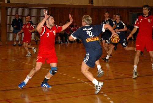 Zápas plný chyb a přehmatů viděla minulou středu místní házenkářská hala. Domácí si navíc poměrně překvapivě dokázali poradit s papírově silnějším soupeřem z Lovosic.<br/>     
FOTO: DAVID MACHÁČEK
