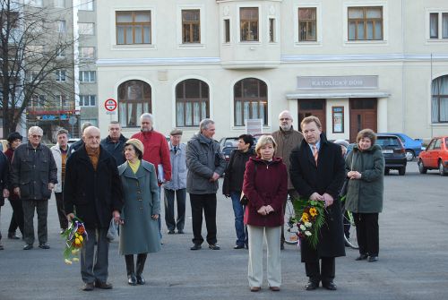 Členové místního Masarykova demokratického hnutí a vedení města si minulý pátek připomněli výročí narození TGM.<br/>                  
FOTO: DANA HOĎÁKOVÁ
