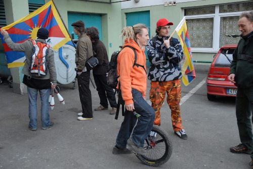 Účastníci tradičního Zvonkového pochodu na podporu svobody Tibetu se scházejí před pořádajícím klubem Nora. Vlajka okupované země v pondělí zavlála i na místní radnici.<br/>  
FOTO:DAVID MACHÁČEK
