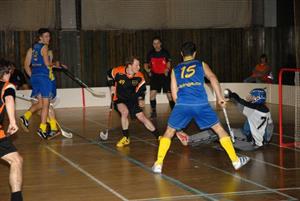 Brankář domácích Vikings zachraňuje gólovou situaci, do které se dostal hráč soupeřících Vinohrad. Sobotní utkání Kopřivničané dokázali uhrát, ale v neděli pro ně soutěž skončila.   <br/>FOTO: DAVID MACHÁČEK