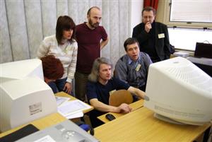 Odborní učitelé hodnotí soutěžní práce studentů v konstruování na počítači. Soutěž přivedla do Kopřivnice školy z celé republiky.<br/>          
FOTO: DAVID MACHÁČEK
